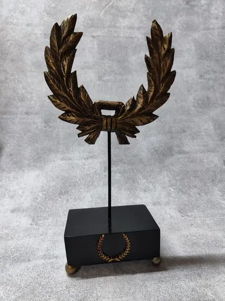 Foto de um(a) Escultura Folha de Louros, Peça Única, da categoria de Escultura. Escultura coroa de louros, símbolo de vitória entre os romano que virou símbolo para todos. Essa é em resina italiana com... Mostrado de uma perspectiva diferente. Vendido no marketplace Trésors.