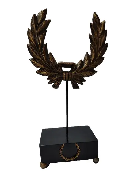 Foto de um(a) Escultura Folha de Louros, Peça Única, da categoria de Escultura. Escultura coroa de louros, símbolo de vitória entre os romano que virou símbolo para todos. Essa é em resina italiana com... Vendido no marketplace Trésors.