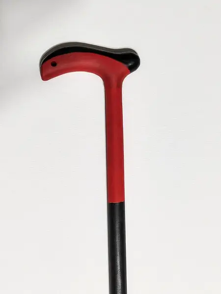 Foto de um(a) Bengala Red N Black, Década de 1980, da categoria de Outros objetos decorativos. Bengala em madeira ebanizada com castão anatômico e pintura vermelha e preta, década de 1980 com furo para uso de fita de... Mostrado de uma perspectiva diferente. Vendido no marketplace Trésors.