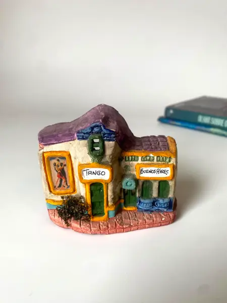 Foto de um(a) Ímã de Buenos Aires, da categoria de Memorabilia de viagem & souvenir. Ímã de casinha souvenir de Buenos Aires Mede: 9 x 7cm. Mostrado de uma perspectiva diferente. Vendido no marketplace Trésors.