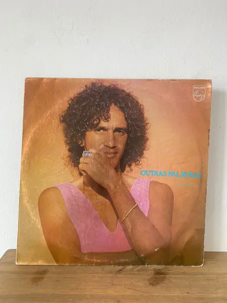 Foto de um(a) Vinil Caetano Veloso, da categoria de LPs ou Discos de Vinil. Vinil Caetano Veloso, Outras palavras. Contém um arranhão como mostra a foto. Mostrado de uma perspectiva diferente. Vendido no marketplace Trésors.