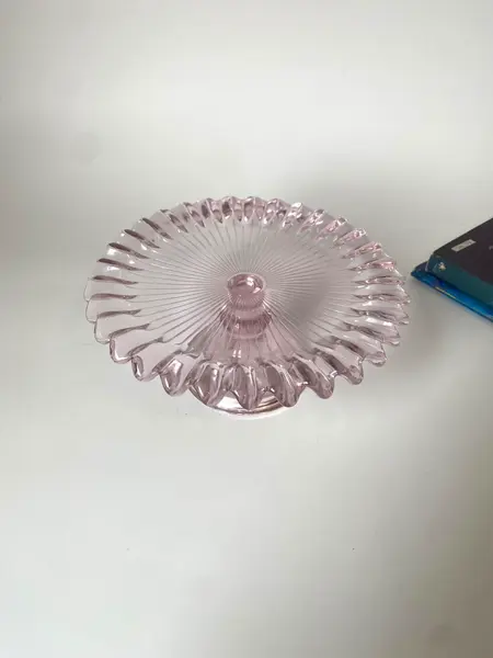 Foto de um(a) Suporte para bolo, da categoria de Suportes decorativos. Suporte para bolo em vidro rosé, 18 cm diâm:. Mostrado de uma perspectiva diferente. Vendido no marketplace Trésors.