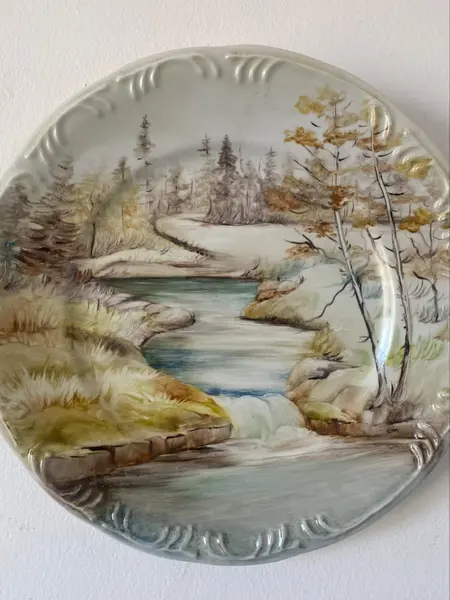 Foto de um(a) Prato pintado à mão, da categoria de Pratos Decorativos. Prato em porcelana decorativo, pintado à mão, 25 cm diâm. Mostrado de uma perspectiva diferente. Vendido no marketplace Trésors.