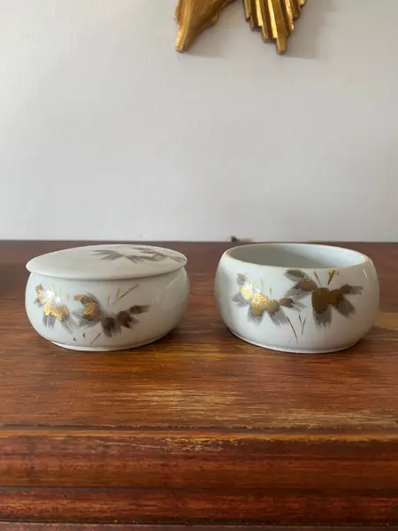 Foto de um(a) Dupla de porta joias, da categoria de Porta-Jóias. Dupla de porta jóias em porcelana 4,5 altura, 9 diâm:. Mostrado de uma perspectiva diferente. Vendido no marketplace Trésors.