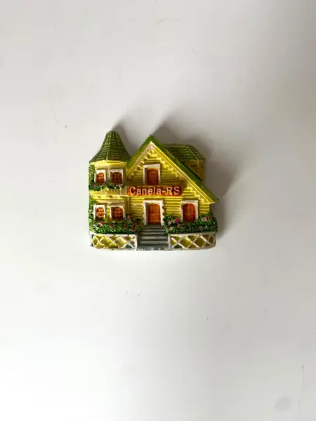 Foto de um(a) Ímã de geladeira, da categoria de Memorabilia de viagem & souvenir. Imã de casinha souvenir de Canela/Rs Mede: 6 x 7cm. Mostrado de uma perspectiva diferente. Vendido no marketplace Trésors.