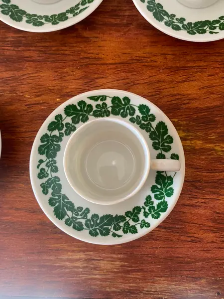 Foto de um(a) Conjunto de 5 xícaras, da categoria de Xícaras. Conjunto com 5 xícaras Bohemia Brasil, 4 de altura, pires: 8,5 cm diâm. Mostrado de uma perspectiva diferente. Vendido no marketplace Trésors.