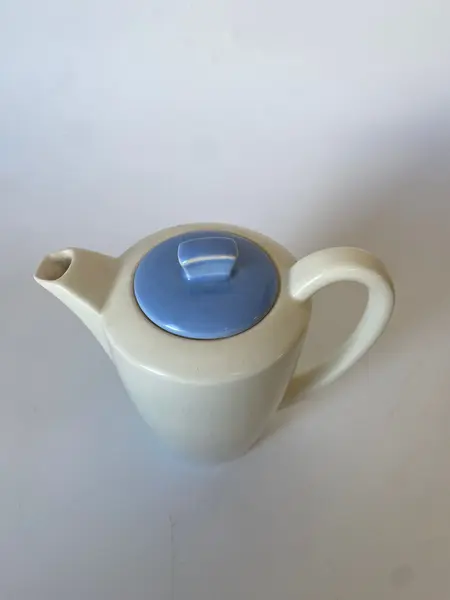 Foto de um(a) Bule inglês, da categoria de Bules. Bule em cerâmica inglês 14cm: *Contém craquelados. Mostrado de uma perspectiva diferente. Vendido no marketplace Trésors.