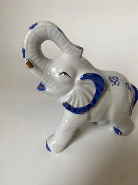 Foto de um(a) Bibelô de elefante, da categoria de Modelos e estatuetas. Bibelô elefante em porcelana 13 cm altura, 13 cm diâm. Mostrado de uma perspectiva diferente. Vendido no marketplace Trésors.