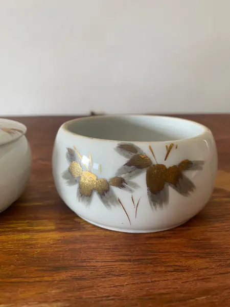 Foto de um(a) Dupla de porta joias, da categoria de Porta-Jóias. Dupla de porta jóias em porcelana 4,5 altura, 9 diâm:. Mostrado de uma perspectiva diferente. Vendido no marketplace Trésors.