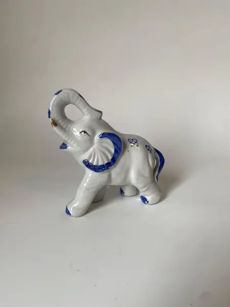 Foto de um(a) Bibelô de elefante, da categoria de Modelos e estatuetas. Bibelô elefante em porcelana 13 cm altura, 13 cm diâm. Mostrado de uma perspectiva diferente. Vendido no marketplace Trésors.