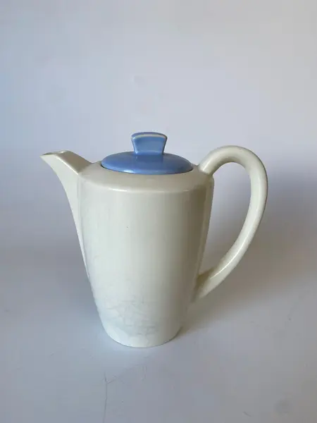 Foto de um(a) Bule inglês, da categoria de Bules. Bule em cerâmica inglês 14cm: *Contém craquelados. Mostrado de uma perspectiva diferente. Vendido no marketplace Trésors.