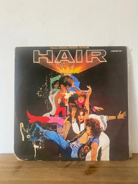 Foto de um(a) Vinil do filme hair, da categoria de LPs ou Discos de Vinil. Lp com a trilha original do filme Hair. Mostrado de uma perspectiva diferente. Vendido no marketplace Trésors.