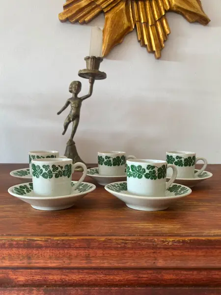 Foto de um(a) Conjunto de 5 xícaras, da categoria de Xícaras. Conjunto com 5 xícaras Bohemia Brasil, 4 de altura, pires: 8,5 cm diâm. Mostrado de uma perspectiva diferente. Vendido no marketplace Trésors.