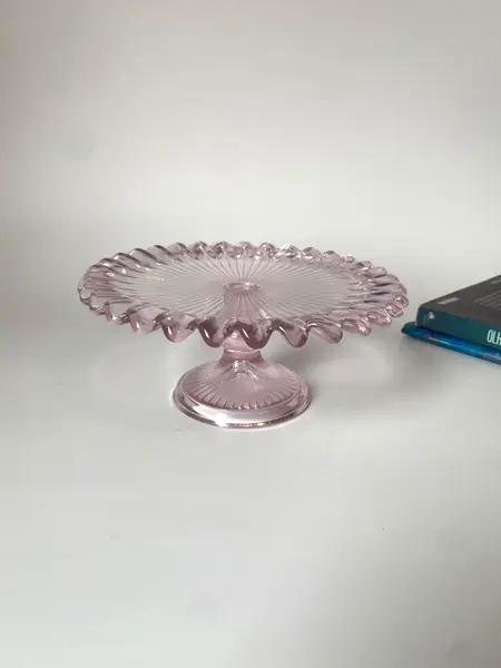 Foto de um(a) Suporte para bolo, da categoria de Suportes decorativos. Suporte para bolo em vidro rosé, 18 cm diâm:. Mostrado de uma perspectiva diferente. Vendido no marketplace Trésors.