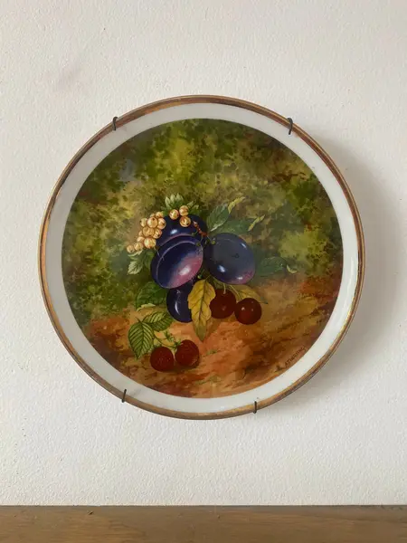 Foto de um(a) Prato decorativo português, da categoria de Jogos de pratos. Prato decorativo em porcelana alemã. 21cm diâmetro. Mostrado de uma perspectiva diferente. Vendido no marketplace Trésors.