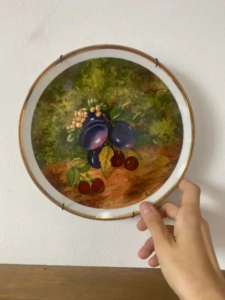 Foto de um(a) Prato decorativo português, da categoria de Jogos de pratos. Prato decorativo em porcelana alemã. 21cm diâmetro. Mostrado de uma perspectiva diferente. Vendido no marketplace Trésors.