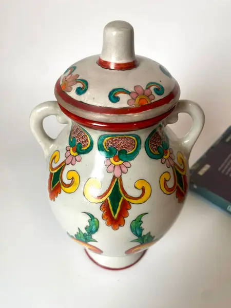 Foto de um(a) Ânfora pintada à mão, da categoria de Vasos. Ânfora em porcelana pintada à mão, 1985. 23,5 cm de altura. Mostrado de uma perspectiva diferente. Vendido no marketplace Trésors.