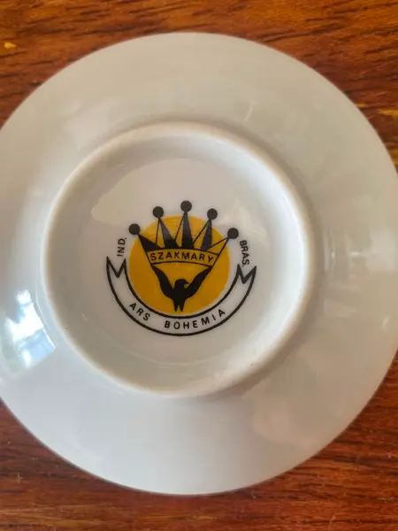 Foto de um(a) Conjunto de 5 xícaras, da categoria de Xícaras. Conjunto com 5 xícaras Bohemia Brasil, 4 de altura, pires: 8,5 cm diâm. Mostrado de uma perspectiva diferente. Vendido no marketplace Trésors.