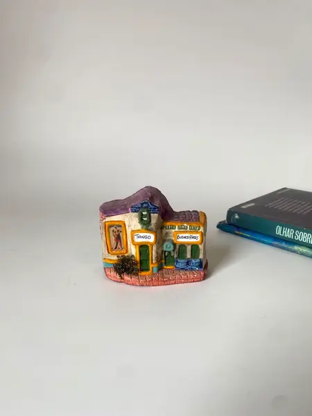 Foto de um(a) Ímã de Buenos Aires, da categoria de Memorabilia de viagem & souvenir. Ímã de casinha souvenir de Buenos Aires Mede: 9 x 7cm. Mostrado de uma perspectiva diferente. Vendido no marketplace Trésors.