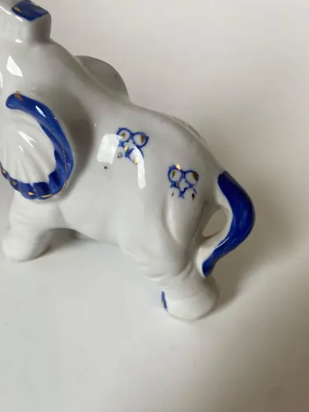 Foto de um(a) Bibelô de elefante, da categoria de Modelos e estatuetas. Bibelô elefante em porcelana 13 cm altura, 13 cm diâm. Mostrado de uma perspectiva diferente. Vendido no marketplace Trésors.