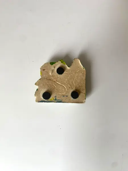 Foto de um(a) Ímã de geladeira, da categoria de Memorabilia de viagem & souvenir. Imã de casinha souvenir de Canela/Rs Mede: 6 x 7cm. Mostrado de uma perspectiva diferente. Vendido no marketplace Trésors.