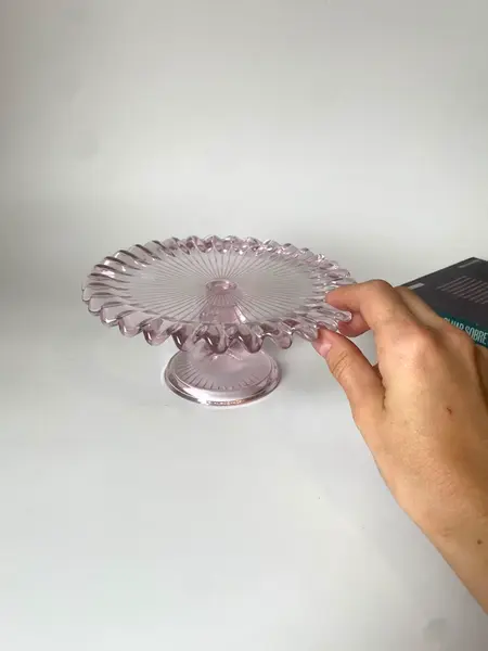Foto de um(a) Suporte para bolo, da categoria de Suportes decorativos. Suporte para bolo em vidro rosé, 18 cm diâm:. Mostrado de uma perspectiva diferente. Vendido no marketplace Trésors.