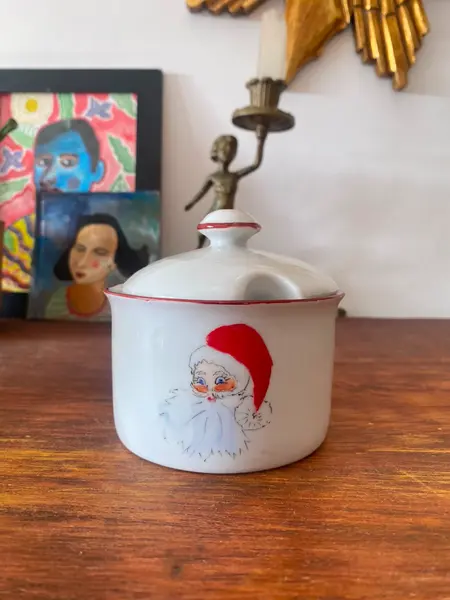 Foto de um(a) Açucareiro natalino, da categoria de Açucareiro. Açucareiro papai noel. Mostrado de uma perspectiva diferente. Vendido no marketplace Trésors.