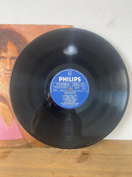 Foto de um(a) Vinil Caetano Veloso, da categoria de LPs ou Discos de Vinil. Vinil Caetano Veloso, Outras palavras. Contém um arranhão como mostra a foto. Mostrado de uma perspectiva diferente. Vendido no marketplace Trésors.