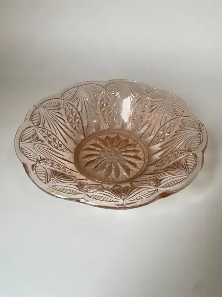 Foto de um(a) Saladeira de vidro, da categoria de Travessas e tigelas. Saladeira em vidro 23 cm diâm, 7 cm altura:. Mostrado de uma perspectiva diferente. Vendido no marketplace Trésors.