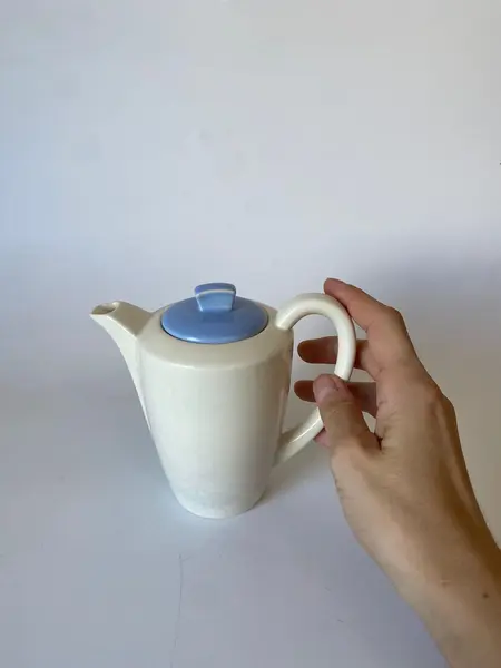 Foto de um(a) Bule inglês, da categoria de Bules. Bule em cerâmica inglês 14cm: *Contém craquelados. Mostrado de uma perspectiva diferente. Vendido no marketplace Trésors.