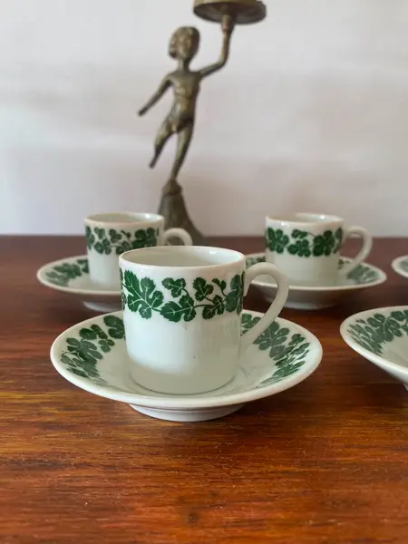 Foto de um(a) Conjunto de 5 xícaras, da categoria de Xícaras. Conjunto com 5 xícaras Bohemia Brasil, 4 de altura, pires: 8,5 cm diâm. Mostrado de uma perspectiva diferente. Vendido no marketplace Trésors.