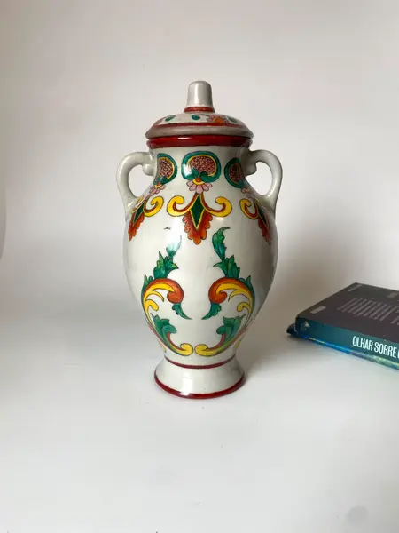Foto de um(a) Ânfora pintada à mão, da categoria de Vasos. Ânfora em porcelana pintada à mão, 1985. 23,5 cm de altura. Mostrado de uma perspectiva diferente. Vendido no marketplace Trésors.