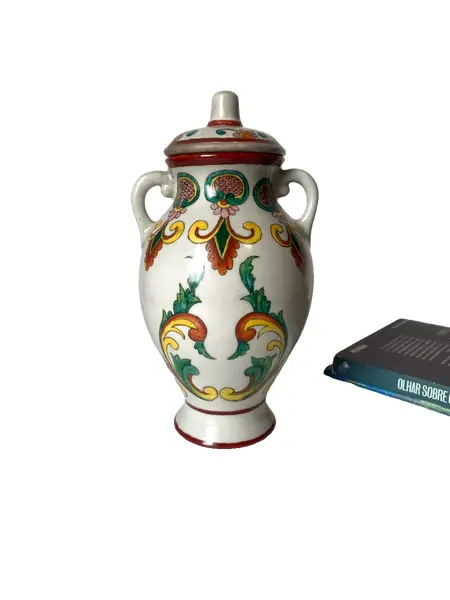 Foto de um(a) Ânfora pintada à mão, da categoria de Vasos. Ânfora em porcelana pintada à mão, 1985. 23,5 cm de altura. Vendido no marketplace Trésors.