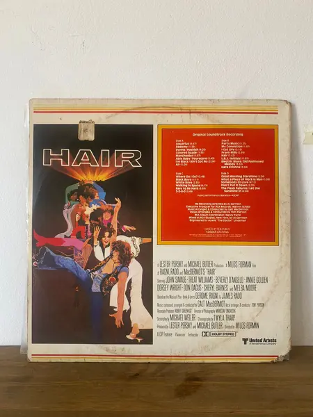 Foto de um(a) Vinil do filme hair, da categoria de LPs ou Discos de Vinil. Lp com a trilha original do filme Hair. Mostrado de uma perspectiva diferente. Vendido no marketplace Trésors.