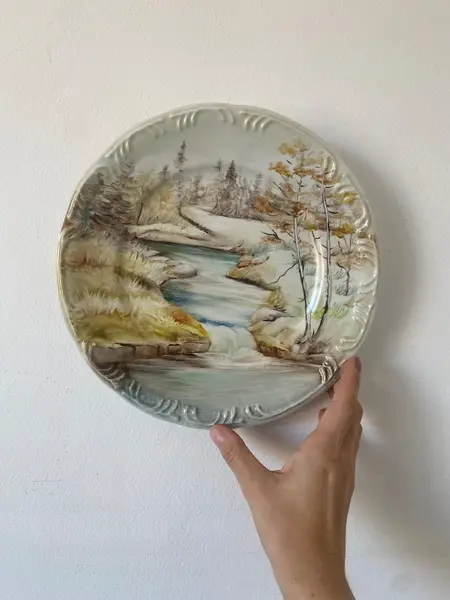 Foto de um(a) Prato pintado à mão, da categoria de Pratos Decorativos. Prato em porcelana decorativo, pintado à mão, 25 cm diâm. Mostrado de uma perspectiva diferente. Vendido no marketplace Trésors.