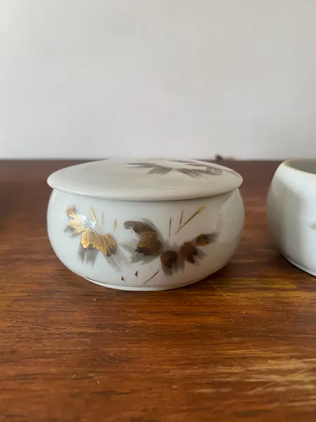 Foto de um(a) Dupla de porta joias, da categoria de Porta-Jóias. Dupla de porta jóias em porcelana 4,5 altura, 9 diâm:. Mostrado de uma perspectiva diferente. Vendido no marketplace Trésors.