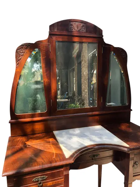 Foto de um(a) ​Penteadeira clássica com 3 espelhos articulados, espelho original em cristal bisotê e mármore no centro Ótimo estado de conservação!, da categoria de Penteadeiras. Penteadeira clássica com 3 espelhos articulados, espelho original em cristal bisotê e mármore no centro; Ótimo estado de... Mostrado de uma perspectiva diferente. Vendido no marketplace Trésors.