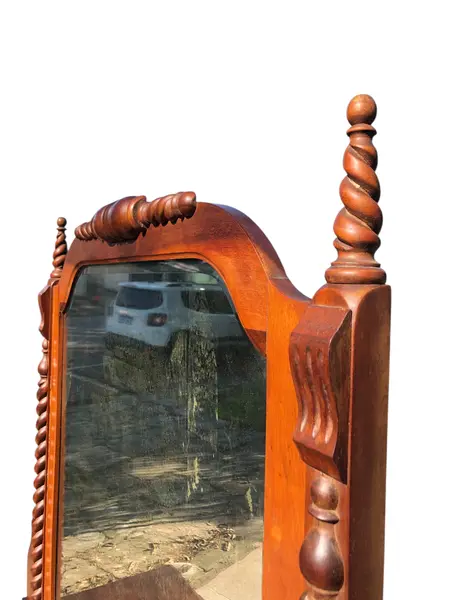 Foto de um(a) Magnífica Penteadeira em Imbuia maciça com 3 gavetas, puxadores em bronze e espelhos bisotê, acompanha banqueta original, da categoria de Penteadeiras. Penteadeira antiga em madeira de lei maciça, espelho em cristal original (com leves marcas do tempo) com fortes... Mostrado de uma perspectiva diferente. Vendido no marketplace Trésors.