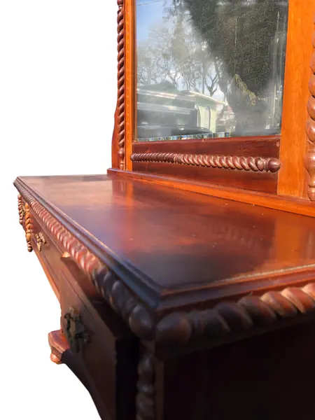 Foto de um(a) Magnífica Penteadeira em Imbuia maciça com 3 gavetas, puxadores em bronze e espelhos bisotê, acompanha banqueta original, da categoria de Penteadeiras. Penteadeira antiga em madeira de lei maciça, espelho em cristal original (com leves marcas do tempo) com fortes... Mostrado de uma perspectiva diferente. Vendido no marketplace Trésors.