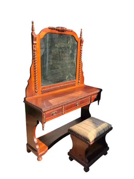 Foto de um(a) Magnífica Penteadeira em Imbuia maciça com 3 gavetas, puxadores em bronze e espelhos bisotê, acompanha banqueta original, da categoria de Penteadeiras. Penteadeira antiga em madeira de lei maciça, espelho em cristal original (com leves marcas do tempo) com fortes... Mostrado de uma perspectiva diferente. Vendido no marketplace Trésors.