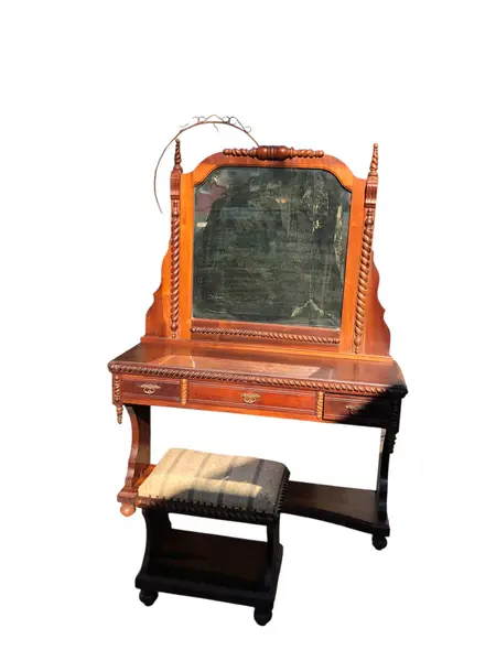 Foto de um(a) Magnífica Penteadeira em Imbuia maciça com 3 gavetas, puxadores em bronze e espelhos bisotê, acompanha banqueta original, da categoria de Penteadeiras. Penteadeira antiga em madeira de lei maciça, espelho em cristal original (com leves marcas do tempo) com fortes... Mostrado de uma perspectiva diferente. Vendido no marketplace Trésors.