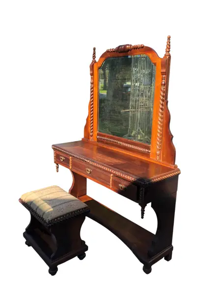Foto de um(a) Magnífica Penteadeira em Imbuia maciça com 3 gavetas, puxadores em bronze e espelhos bisotê, acompanha banqueta original, da categoria de Penteadeiras. Penteadeira antiga em madeira de lei maciça, espelho em cristal original (com leves marcas do tempo) com fortes... Mostrado de uma perspectiva diferente. Vendido no marketplace Trésors.