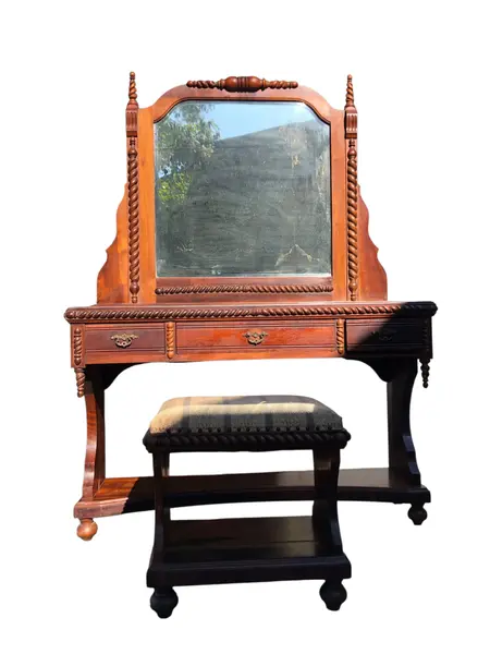 Foto de um(a) Magnífica Penteadeira em Imbuia maciça com 3 gavetas, puxadores em bronze e espelhos bisotê, acompanha banqueta original, da categoria de Penteadeiras. Penteadeira antiga em madeira de lei maciça, espelho em cristal original (com leves marcas do tempo) com fortes... Mostrado de uma perspectiva diferente. Vendido no marketplace Trésors.