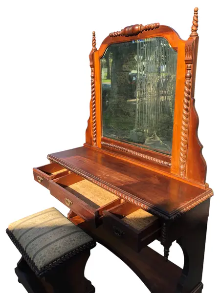 Foto de um(a) Magnífica Penteadeira em Imbuia maciça com 3 gavetas, puxadores em bronze e espelhos bisotê, acompanha banqueta original, da categoria de Penteadeiras. Penteadeira antiga em madeira de lei maciça, espelho em cristal original (com leves marcas do tempo) com fortes... Mostrado de uma perspectiva diferente. Vendido no marketplace Trésors.