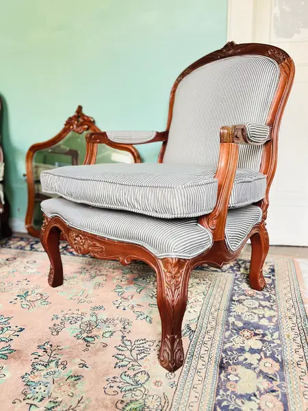 Foto de um(a) Par de Poltronas Luís XV em Madeira entalhada com estofado listrado, da categoria de Poltronas. Par de poltronas em madeira nobre, entalhadas com motivos florais, assento encosto e apoio dos braços estofados, totalmente... Mostrado de uma perspectiva diferente. Vendido no marketplace Trésors.