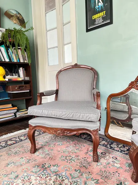 Foto de um(a) Par de Poltronas Luís XV em Madeira entalhada com estofado listrado, da categoria de Poltronas. Par de poltronas em madeira nobre, entalhadas com motivos florais, assento encosto e apoio dos braços estofados, totalmente... Mostrado de uma perspectiva diferente. Vendido no marketplace Trésors.