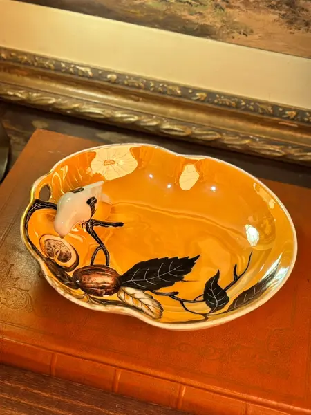 Foto de um(a) Travessa Noritake Morimura Lusterware Pintada À Mão Com Pássaro, Japão, Déc. 1920/30, da categoria de Travessas e tigelas. Uma Noritake japonesa cheia de detalhes, produzida provavelmente entre as décadas de 1920 e 1930. A decoração combina fundo... Mostrado de uma perspectiva diferente. Vendido no marketplace Trésors.