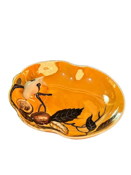 Foto de um(a) Travessa Noritake Morimura Lusterware Pintada À Mão Com Pássaro, Japão, Déc. 1920/30, da categoria de Travessas e tigelas. Uma Noritake japonesa cheia de detalhes, produzida provavelmente entre as décadas de 1920 e 1930. A decoração combina fundo... Vendido no marketplace Trésors.
