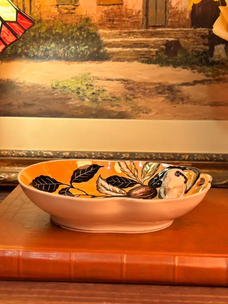 Foto de um(a) Travessa Noritake Morimura Lusterware Pintada À Mão Com Pássaro, Japão, Déc. 1920/30, da categoria de Travessas e tigelas. Uma Noritake japonesa cheia de detalhes, produzida provavelmente entre as décadas de 1920 e 1930. A decoração combina fundo... Mostrado de uma perspectiva diferente. Vendido no marketplace Trésors.