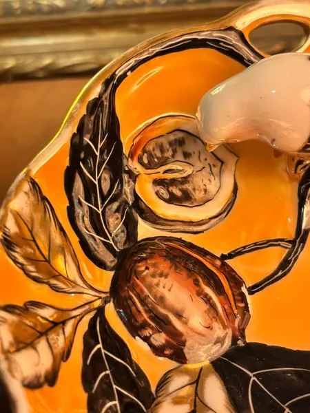 Foto de um(a) Travessa Noritake Morimura Lusterware Pintada À Mão Com Pássaro, Japão, Déc. 1920/30, da categoria de Travessas e tigelas. Uma Noritake japonesa cheia de detalhes, produzida provavelmente entre as décadas de 1920 e 1930. A decoração combina fundo... Mostrado de uma perspectiva diferente. Vendido no marketplace Trésors.